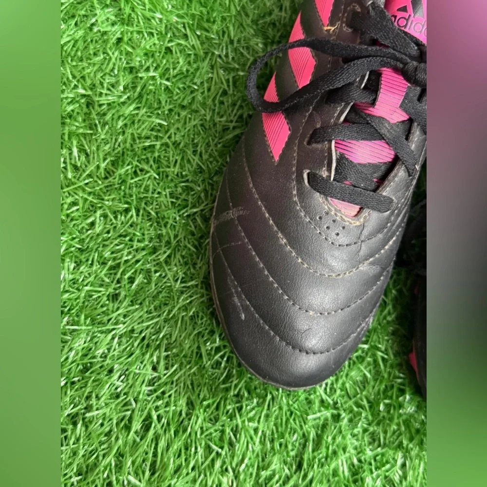 Adidas Black and Pink‎ Athletic Cleats Size 3.5